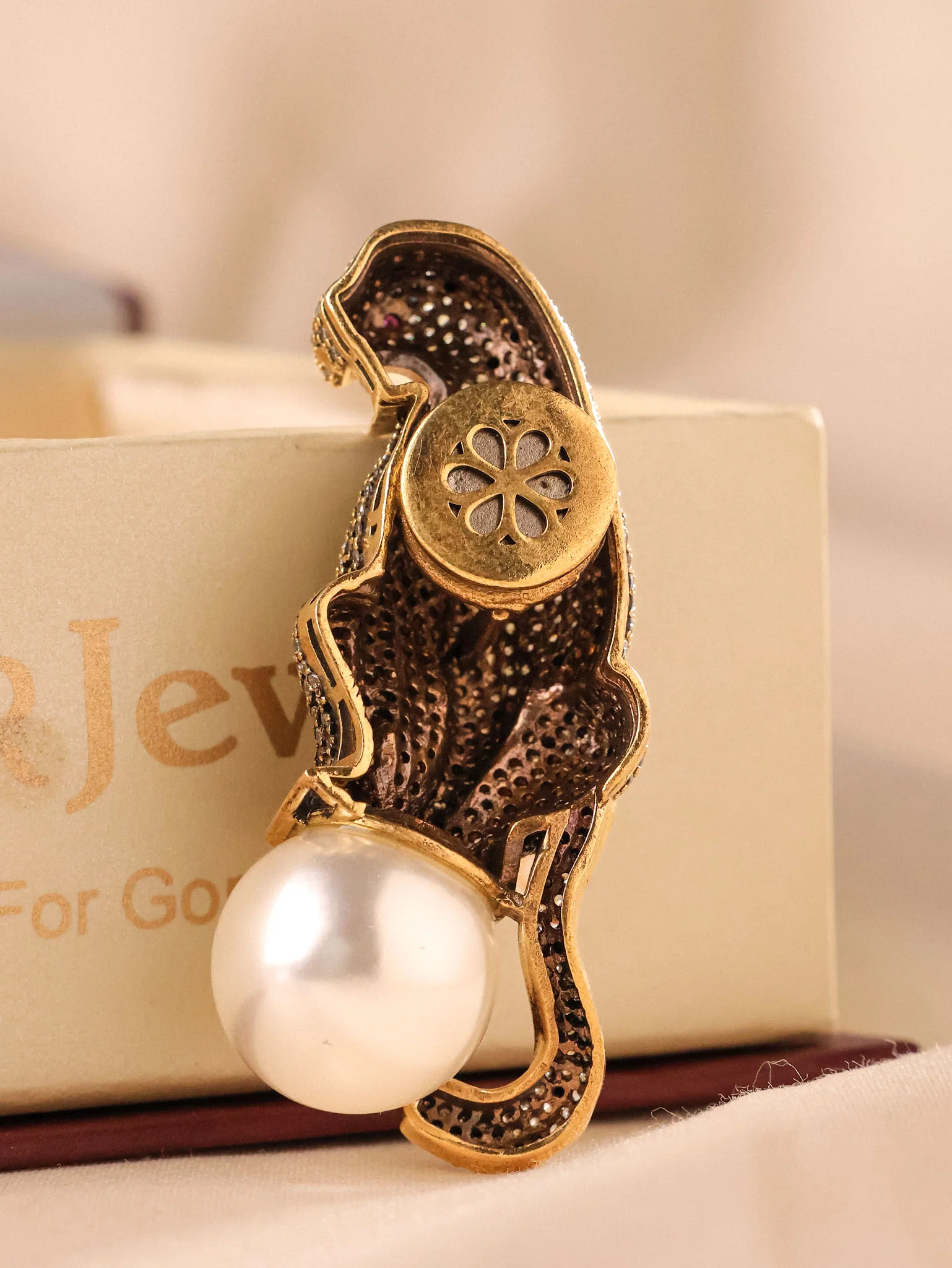 Panther Pearl Brooch - Image 3