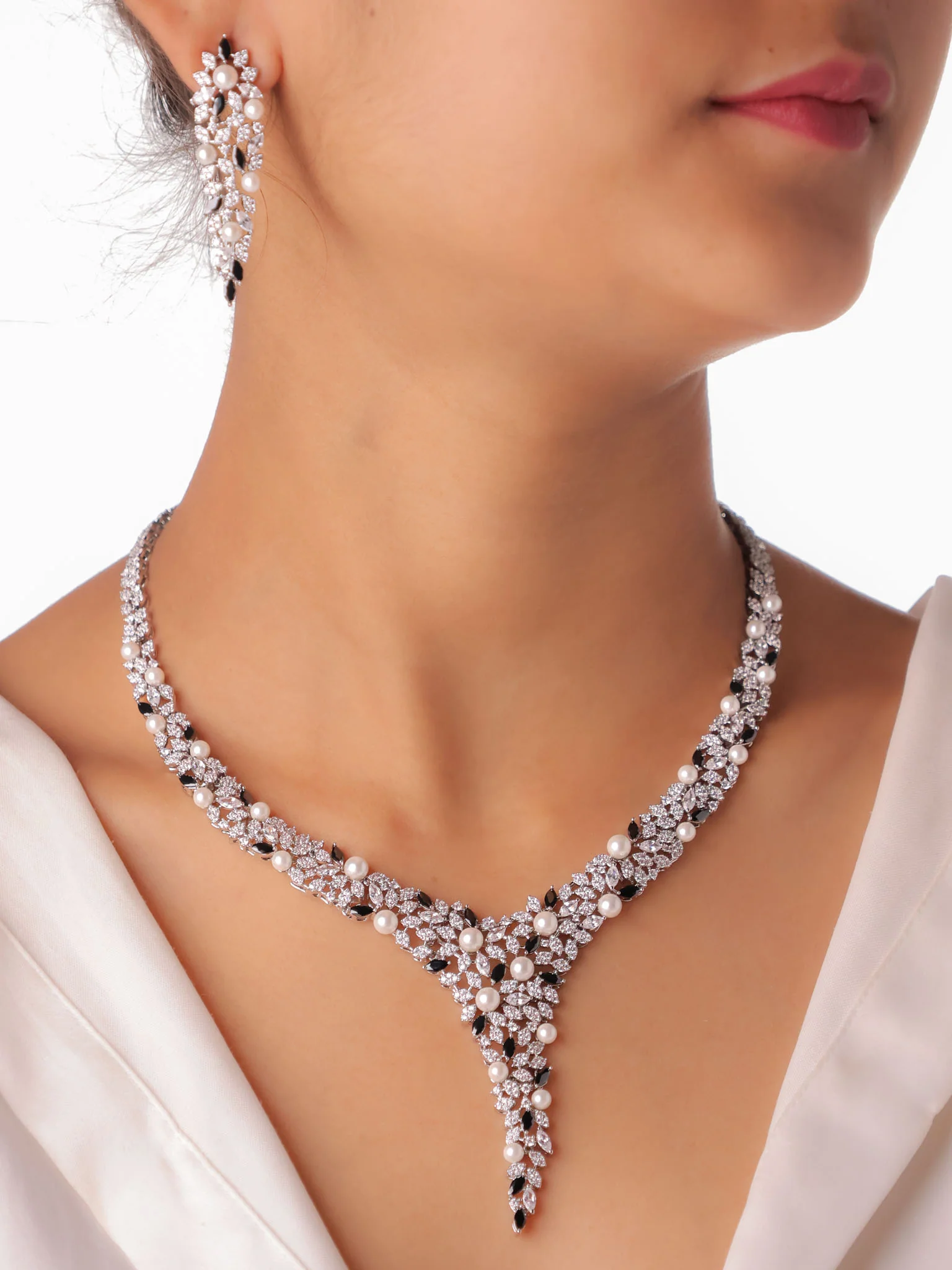 Pearl Emerald Diamond Necklace Set - Image 2