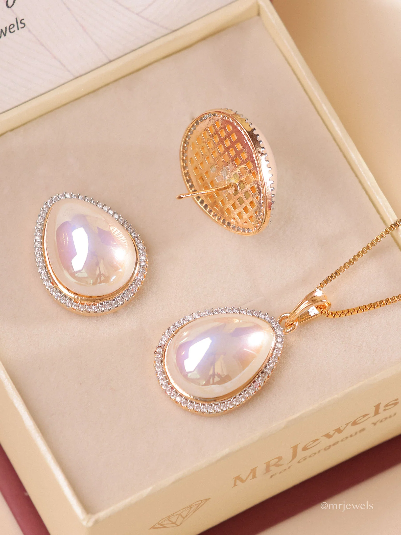 Pearl Teardrop Pendant Set