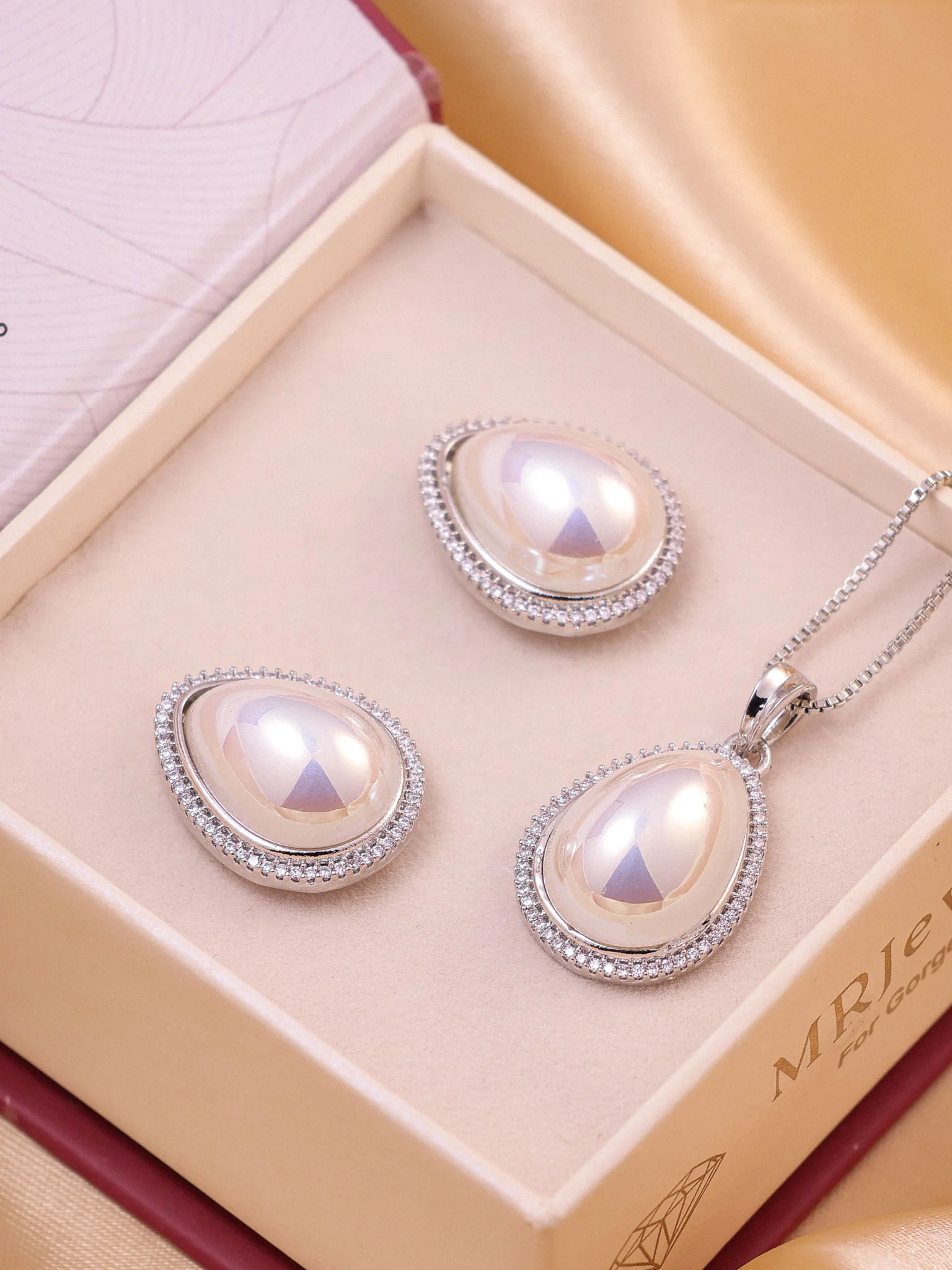 Pearl Teardrop Pendant Set - Image 2