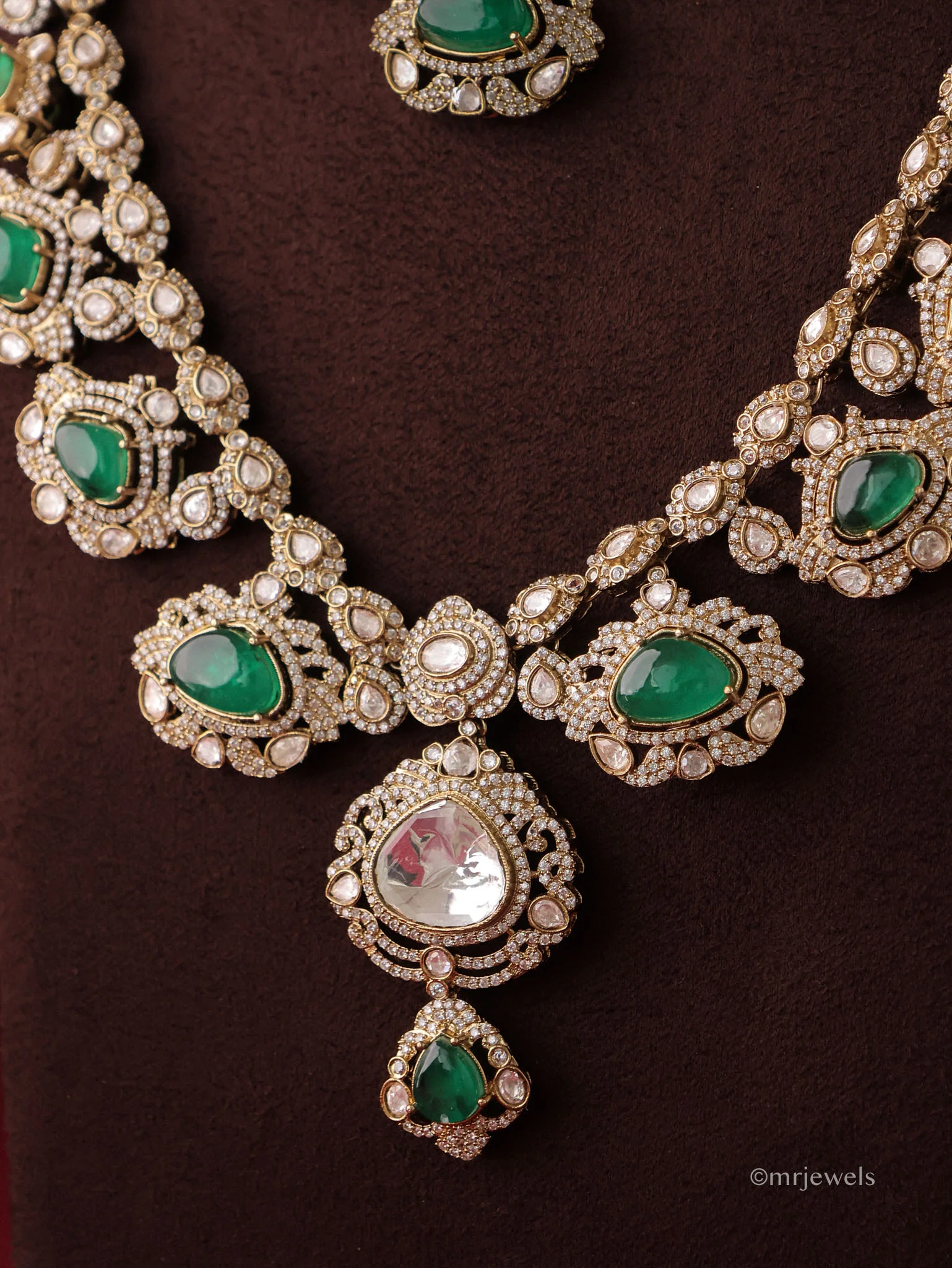 Rajvanshi Emerald Polki Set - Image 2