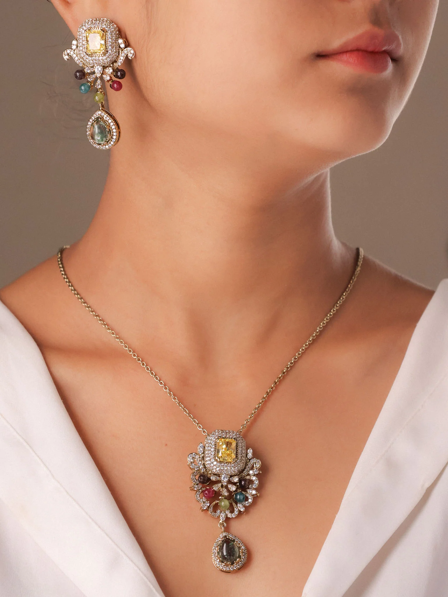 Ratna Noor Navratna Pendant Set
