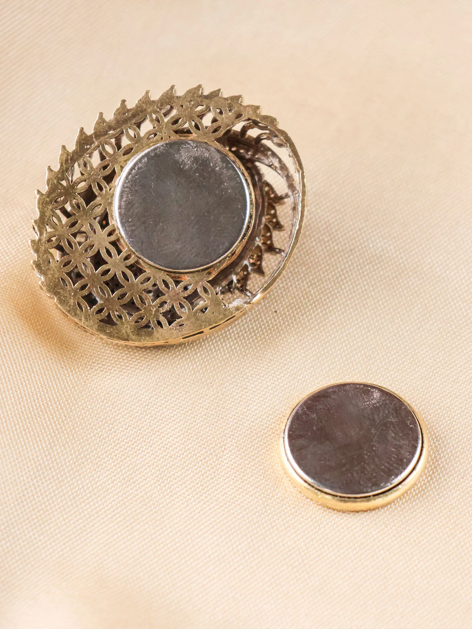 Regal Stallion Round Brooch - Image 4