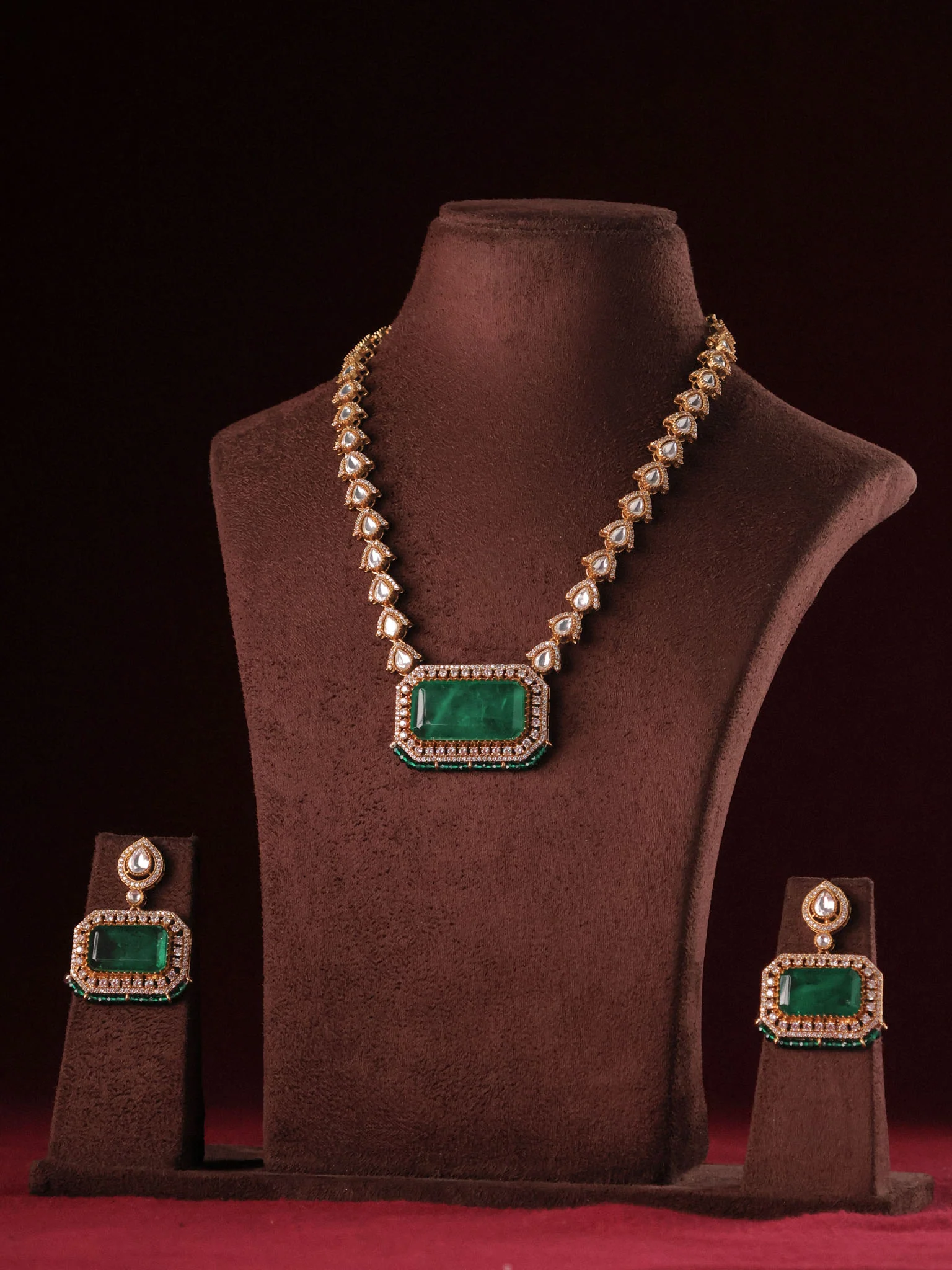 Rivaayat Royale Kundan Pendant Set
