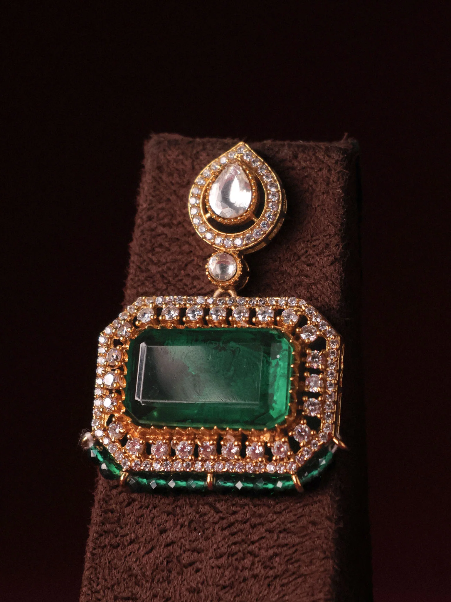 Rivaayat Royale Kundan Pendant Set - Image 7