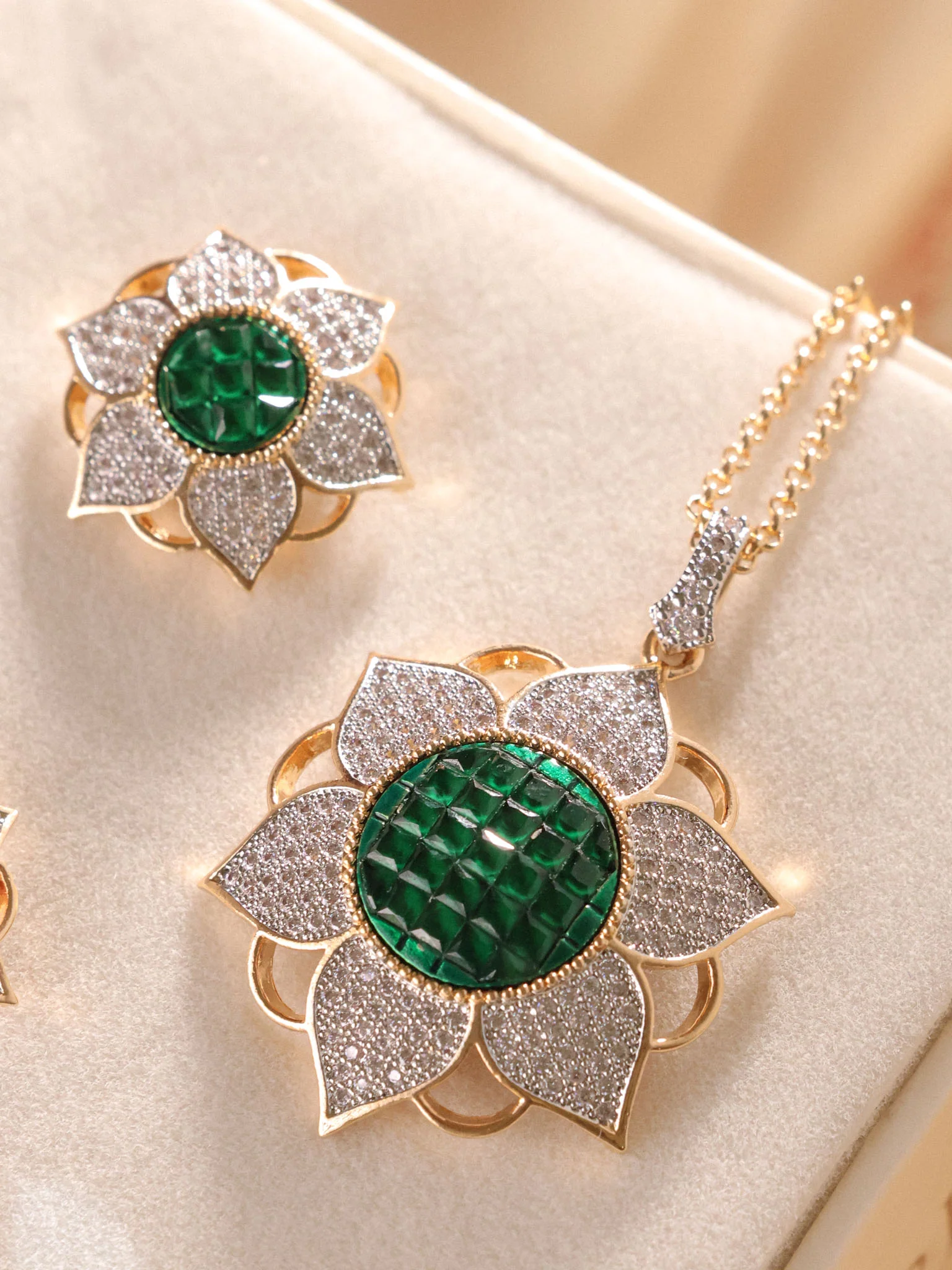 Flower Pendant with lovely earrings - Image 3
