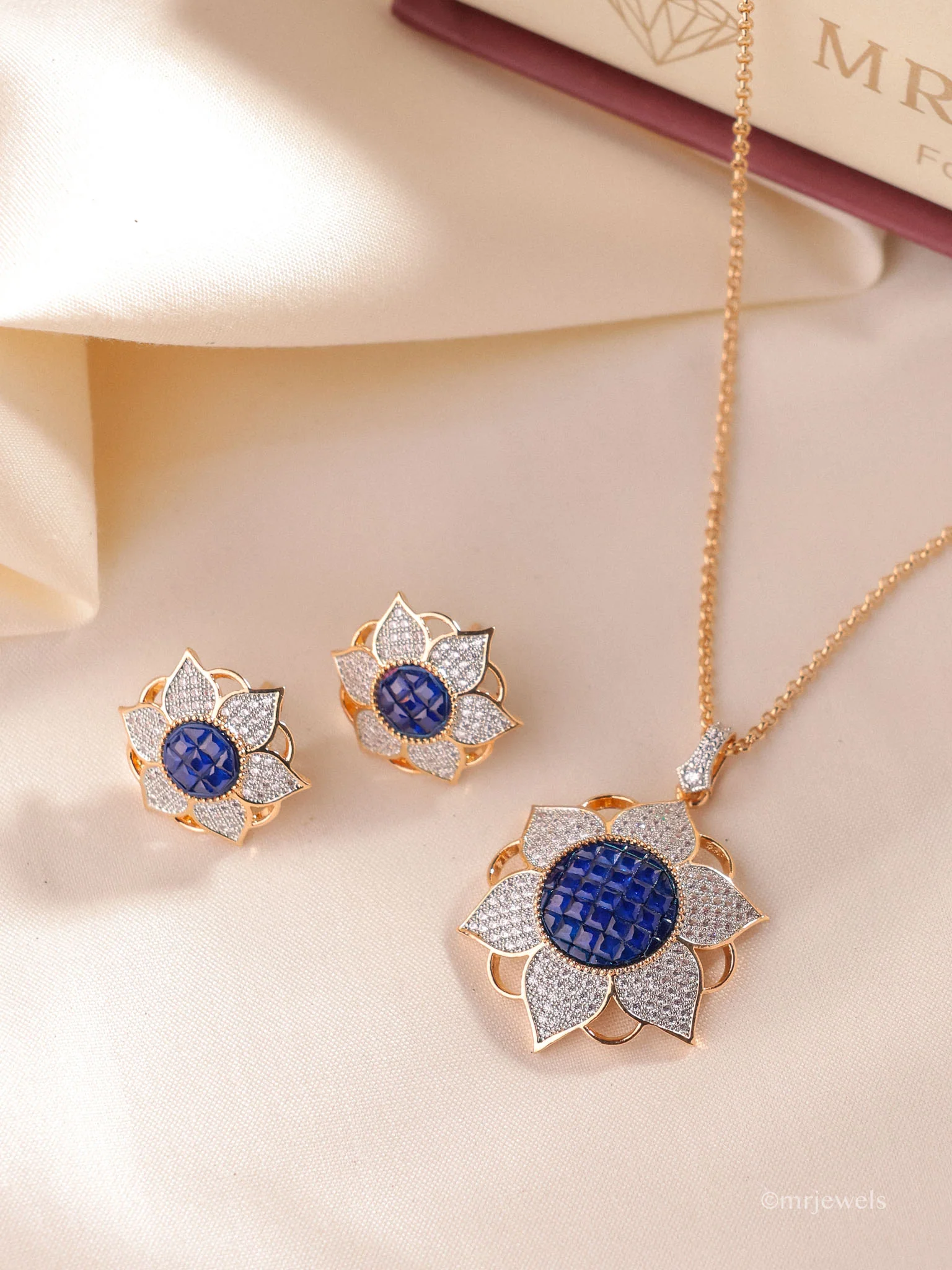 Flower Pendant with lovely earrings - Image 7