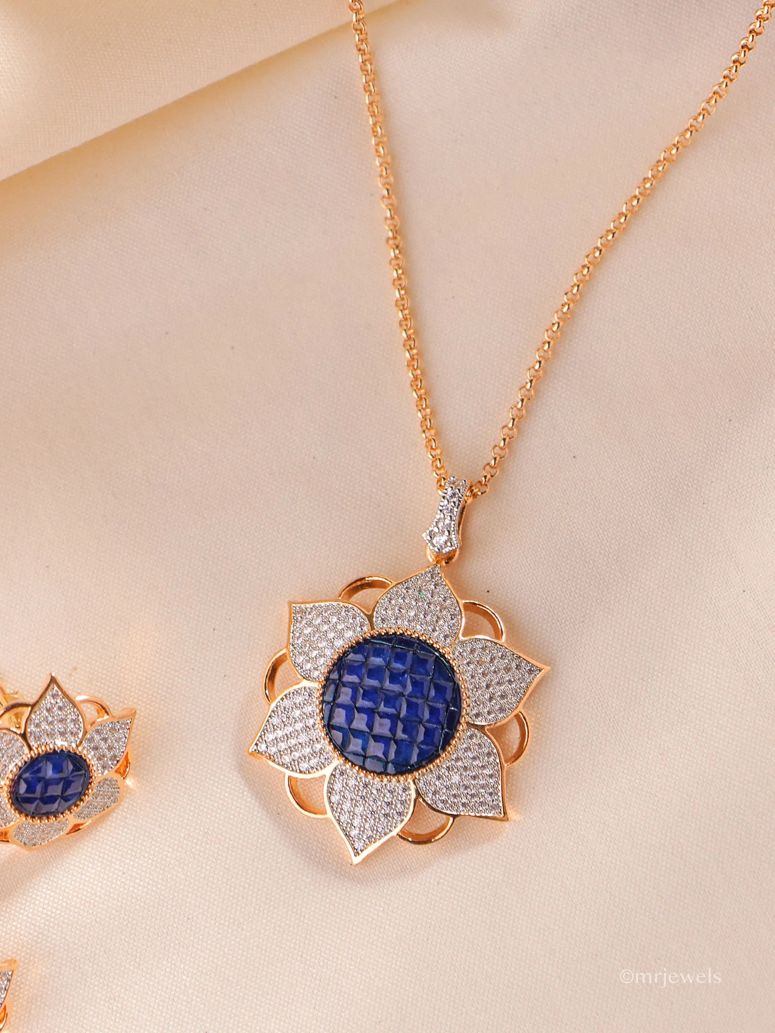 Flower Pendant with lovely earrings - Image 8