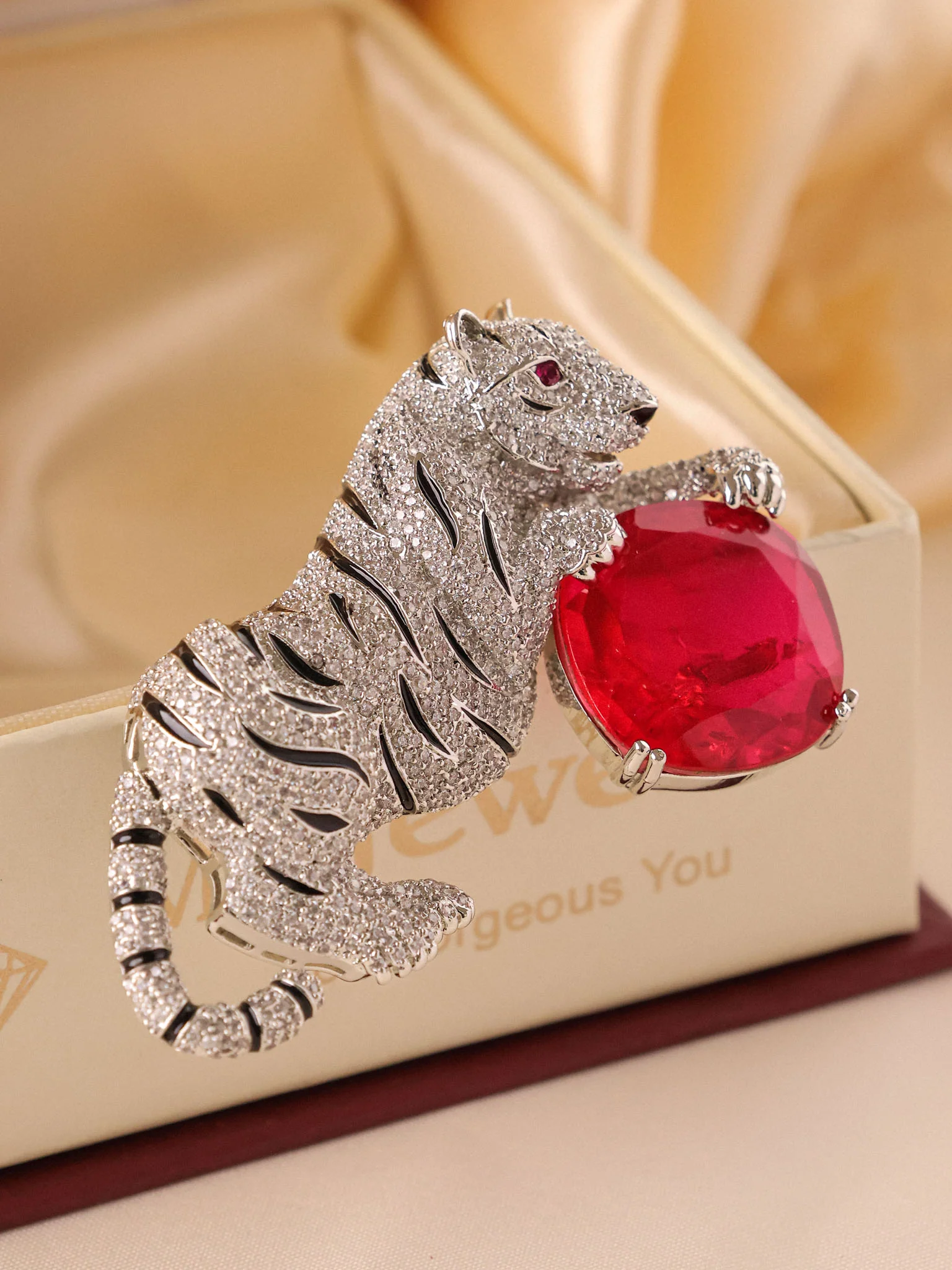 Shera Royale Emerald Brooch - Image 4