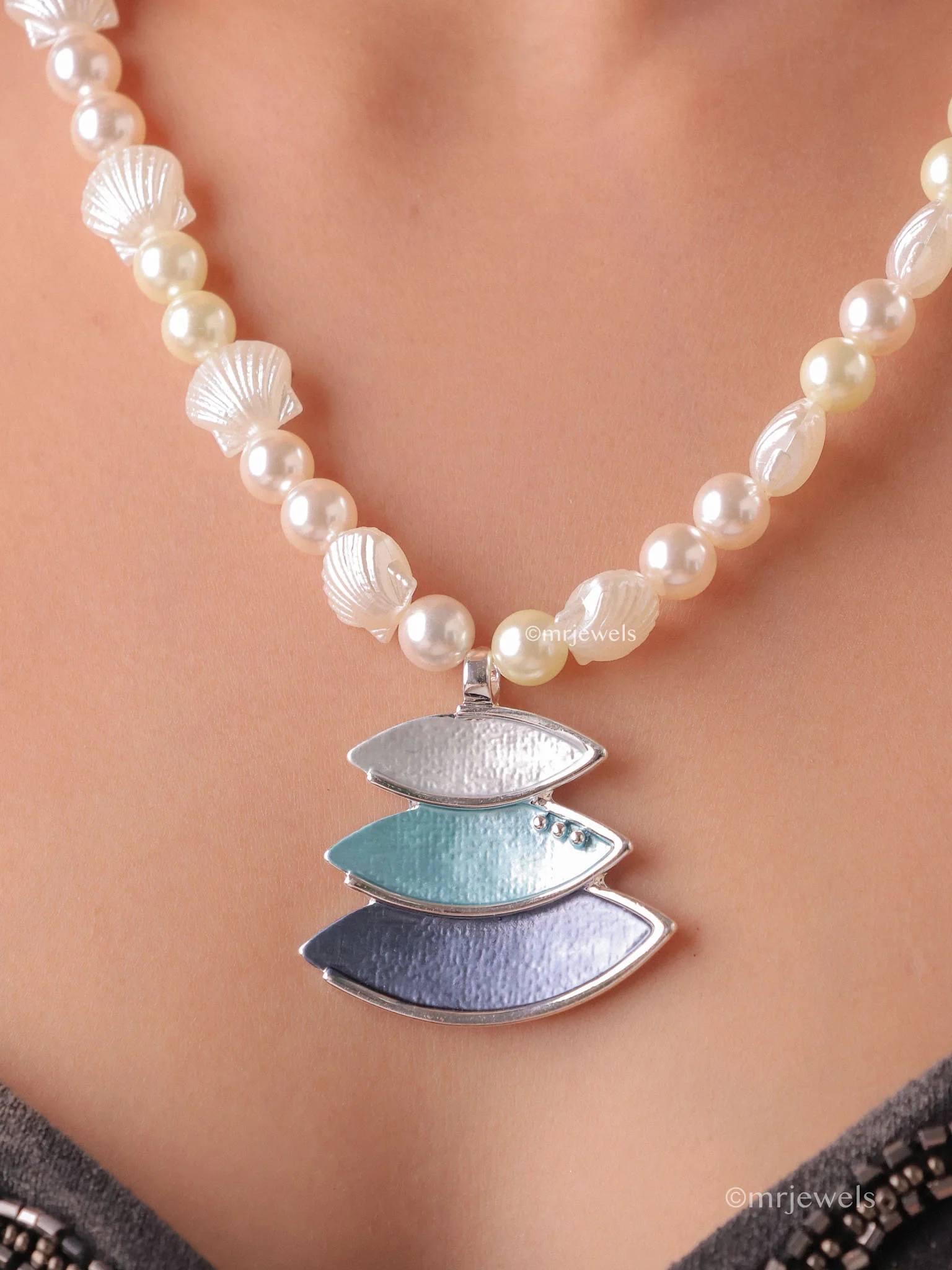 Sparkling Blue Pearl Necklace - Image 2