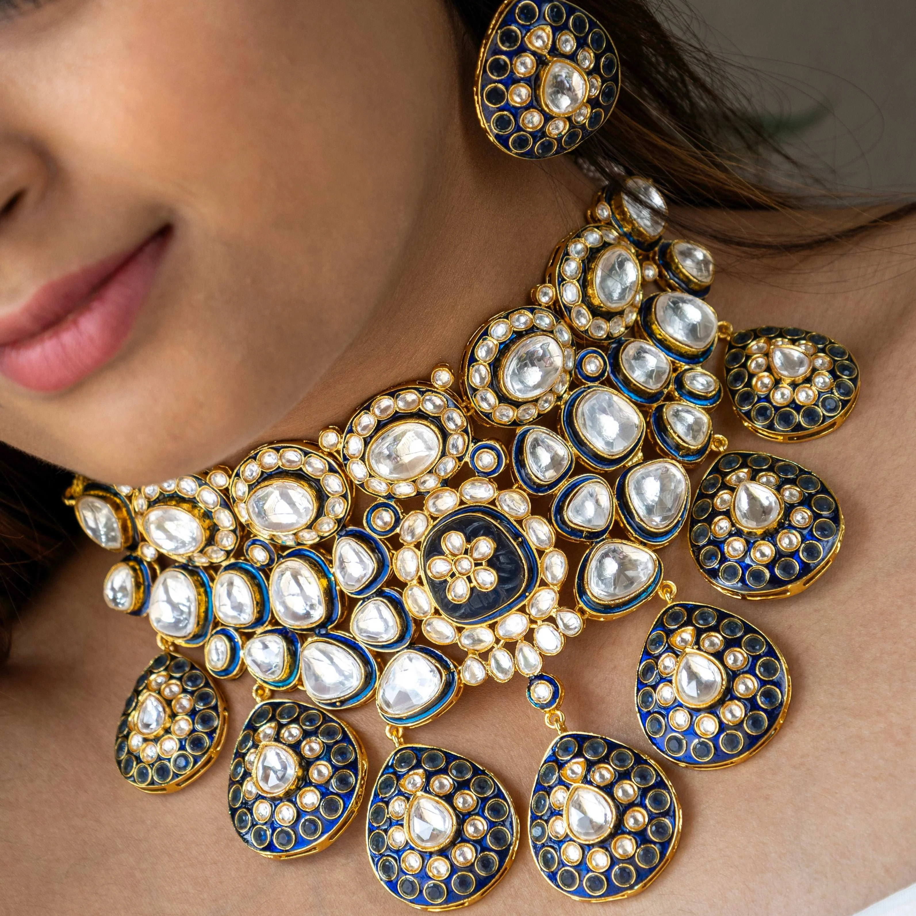 Uncut Polki Kundan Necklace with maangtikaa and earrings - Image 2