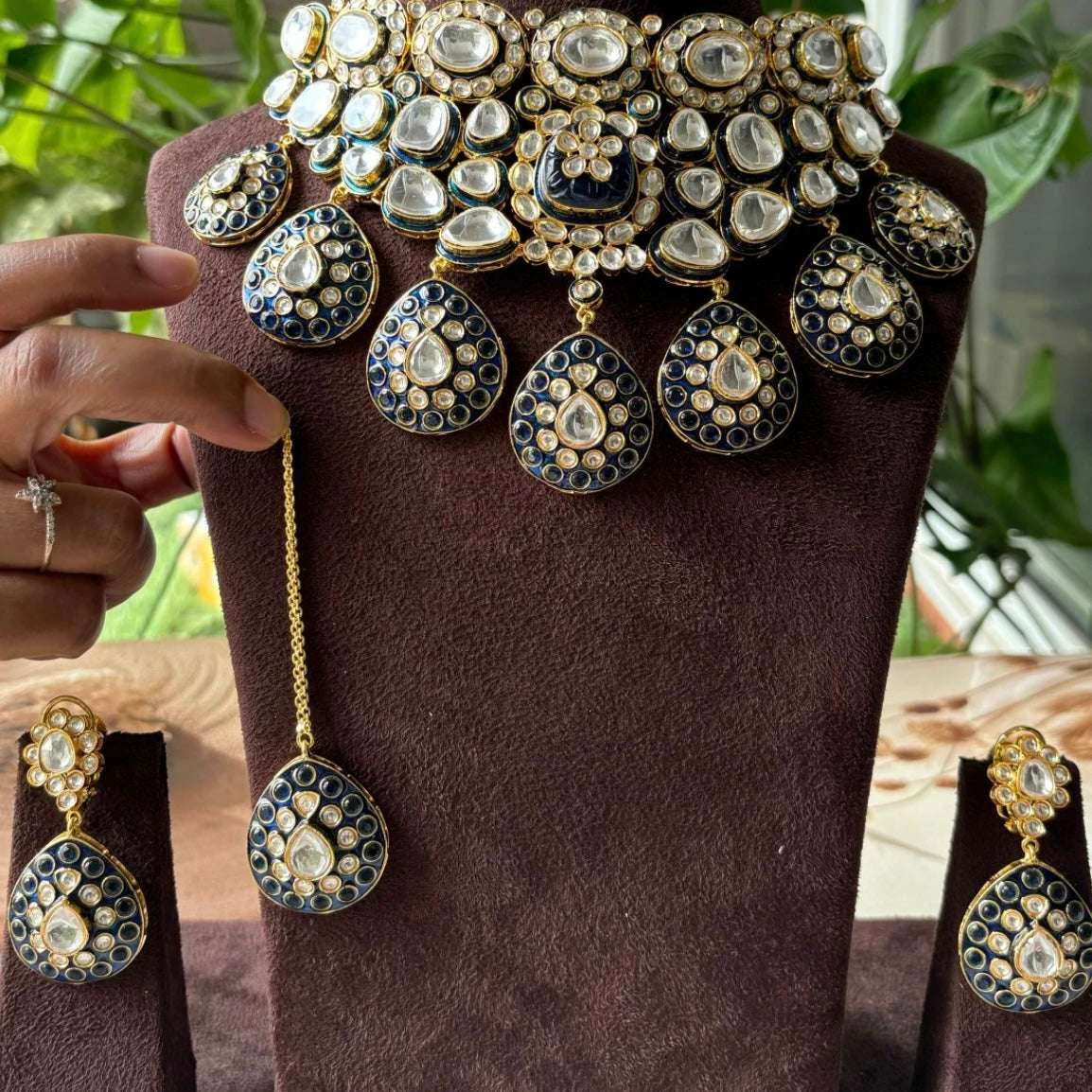 Uncut Polki Kundan Necklace with maangtikaa and earrings - Image 3