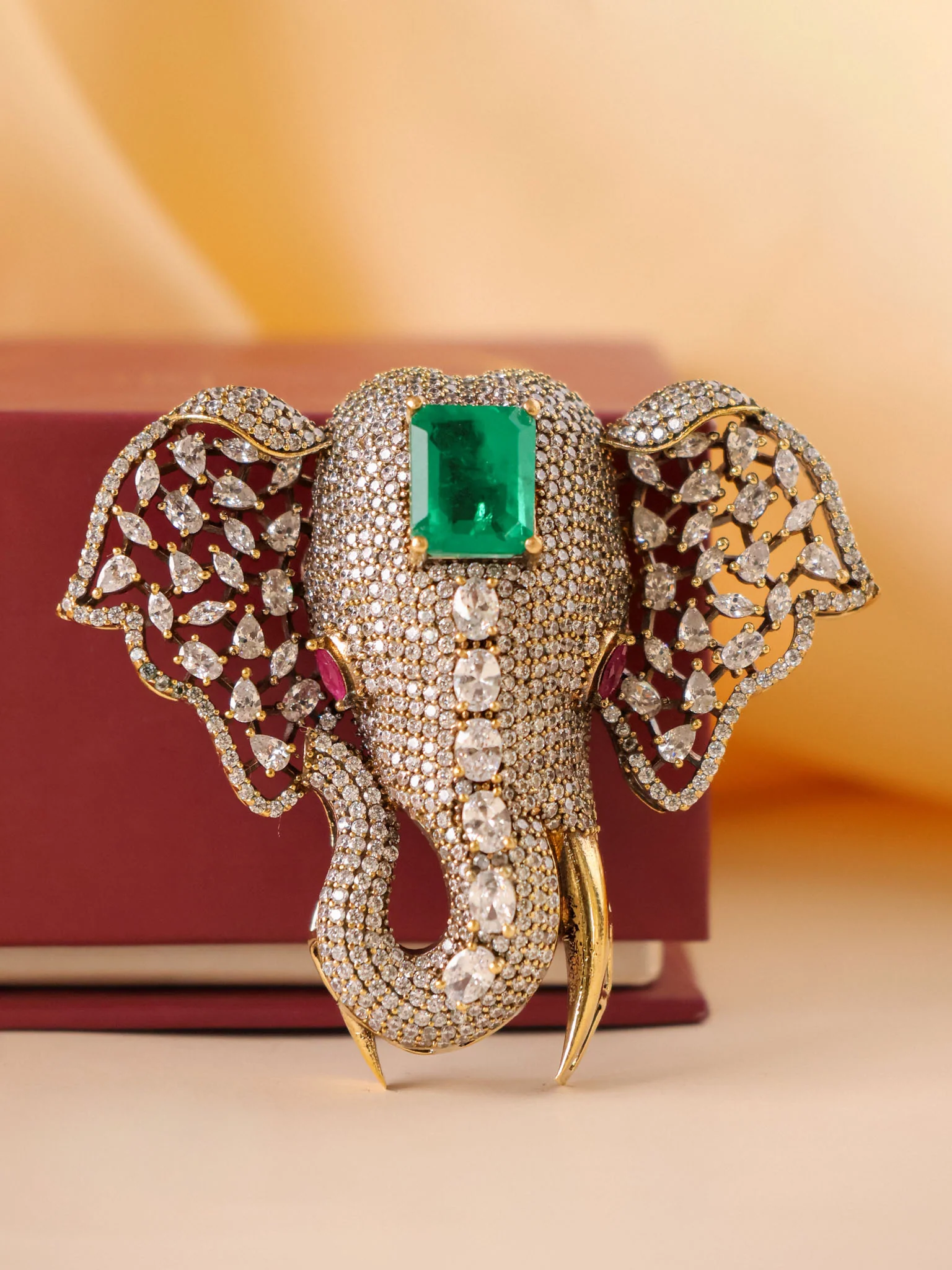 Vighnaharta Émeraude Brooch - Image 3